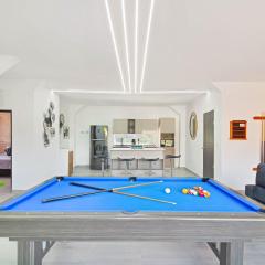 2 bedroom top floor with pool table, 1 block from Lleras park p9