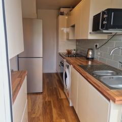 Bright Private room in Family home in Morden-Ideal for solo travelers