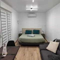 Logement indépendant avec parking privé , clim , smart tv idéal déplacement pour pro ou vacances