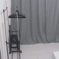 Apartamento com quarto e frigobar