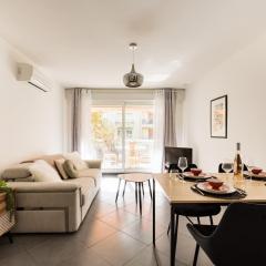 Air conditioned apartment, 3 min walk to the beaches, Garage