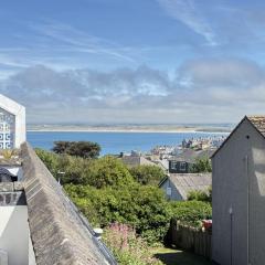 5 Ayr Court