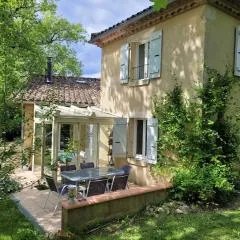Charmant cottage en pierre dans un parc arboré