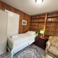 M1 - Twin Private Room with Shared Bathroom