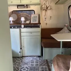 Caravane vintage à la ferme