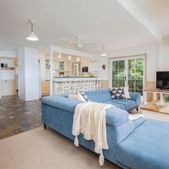 The Lake House - Waterfront Haven with Granny Flat