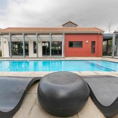 Cozy 2-Bedroom Apartment with Pool & Gym near Fourways Mall and Hospital