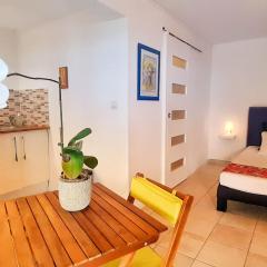 Studio calme pour deux personnes, accès PMR, proche golf et plages - FR-1-786-44