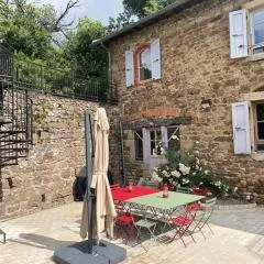 Maison en pierre avec vue imprenable dans le parc naturel du Pilat