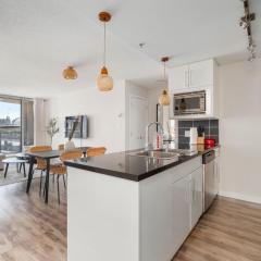 Downtown Cityview Escape with Pool and Jacuzzi near Rogers Arena