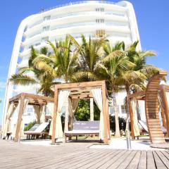 Stunning Marina Condo with Pool Gym and Restaurant