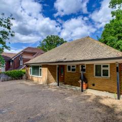 Comfy Bungalow Virginia Water Near Golf Club