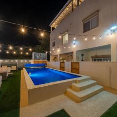 3 Story House 3BR 2BA Rooftop View with Heated Pool