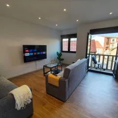 Amplio Apartamento nuevo en el centro de Muxía - Balcón - Cama King Size - TV 65pulgadas