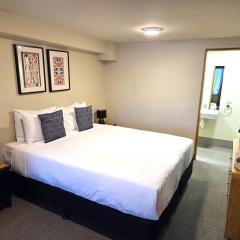 Lakefront Super King Studio in Queenstown CBD!