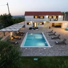 Villa Pietra- Modern rustic poolside oasis