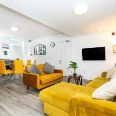 Manygates by Alt-Stay - Huge 4 Bed Apartment Contractor and Relocation Accommodation Near Wakefield near City Centre and M1 J39 with Ample Off Road Parking, Kitchen, Washer Dryer, Smart TV and Wi Fi - Long Stay Ready with Weekly and Monthly Rates