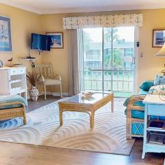 Cozy condo with balcony, walking distance to conch house and WIFI