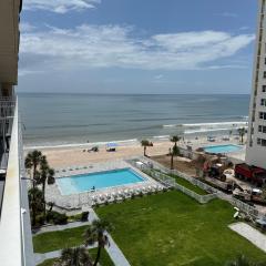 MCM Retro Beachfront Studio Great View, King Bed Remodeled