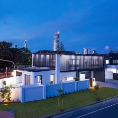 Luxe Capri Villa Heated Pool,10-min Walk to Beach