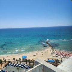 הים של רז בטיילת בת ים