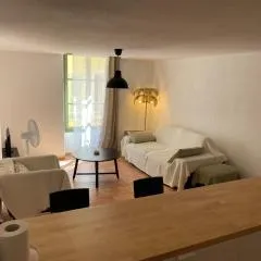 By Elodie T2 cosy vieux Hyères-Parcours des arts