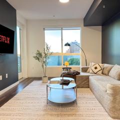 Modern Hollywood Retreat, Free Parking, Large Sofa, Smart TV, Netflix 10mins to Universal Studios