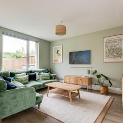 Family-Friendly Getaway - Garden & Parking Sleeps 7