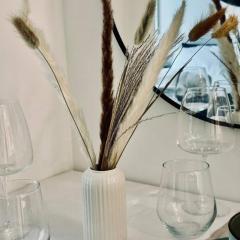 Chic Studio With Alfresco Jacuzzi Parking Gym!