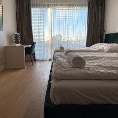 LIV Cashmere Nest w Balcony, AC & Free parking