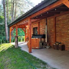 Ceglany Domek z jacuzzi, nad jeziorem, przy lesie