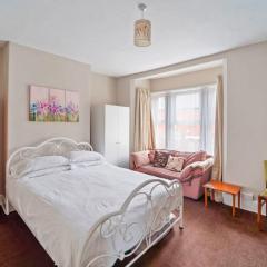 Convenient 4 Bed Homely Retreat in Wolverhampton