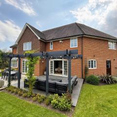 Spacious Stylish Modern House - Sleeps 12 5BR