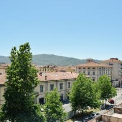 Ampio appartamento con vista monti Wi-Fi veloce, self check-in, vicino stazione e centro