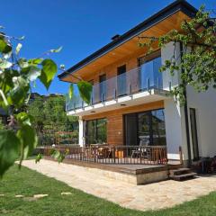 Ma-Bebe Play House with Private Sauna --- Lake, Parks and SPA Pools in 5 min