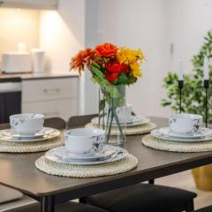 Elegant 1BR Retreat and Chic Stay in Old Port