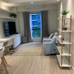 Comfy and Renovated 1 BR with Balcony BGC Golf View