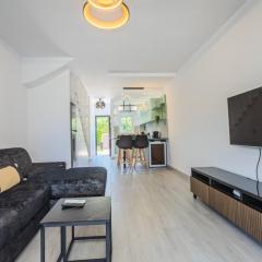 Taheli's Modern Townhouse with a pool