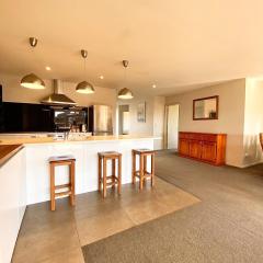 West Meadows Escape, Lake & Slopes Minutes Away