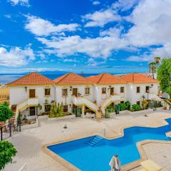 Stylish design w ocean & pool view, King size bed, Wifi,2 Smart Tv, street parking, 2 pools access