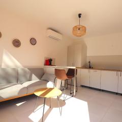 T2 Ajaccio- Neuf tout confort- Wifi et Parking gratuit- 5min du centre ville- Proche aéroport et port- secteur Finosello