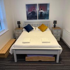 Modern Split-Level 2-Bed Apartment with Balcony