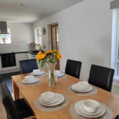 Holiday, CONTRACTOR STAY, garden, BBQ, parking, Tv, Wi-Fi, close to RB Hospital, JP Morgan, local attractions