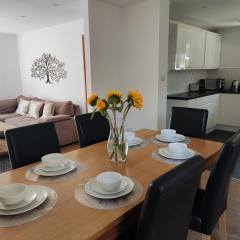 3 bedroom house 3-8 guests, CONTRACTORS, parking, Wi-Fi, close to Hospital, JP Morgan, nature reserves, golf courses, beach
