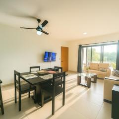 Modern 3 Bedroom Penthouse Apartment with Free Parking