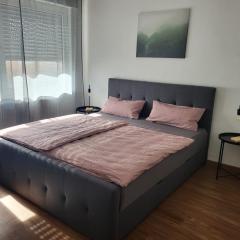 C&V 4 Personen 3 Zimmer Central Smart TV Boxspringbett