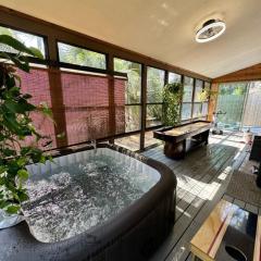 Waterfront Zen-Dock, Paddleboards, Jacuzzi & Games