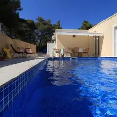House Leta Cozy Hideaway with Pool