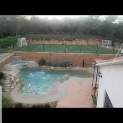 Casa chalet rustica con piscina y campo de futbol