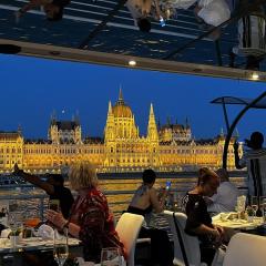 2 rooms Between of Chain bridge, Cathedral, Parlament,Castle area